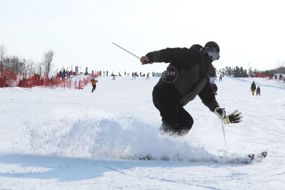 中級道,練習道,雪圈道等專業雪道,配備專業教練團隊,還有雪地摩托車