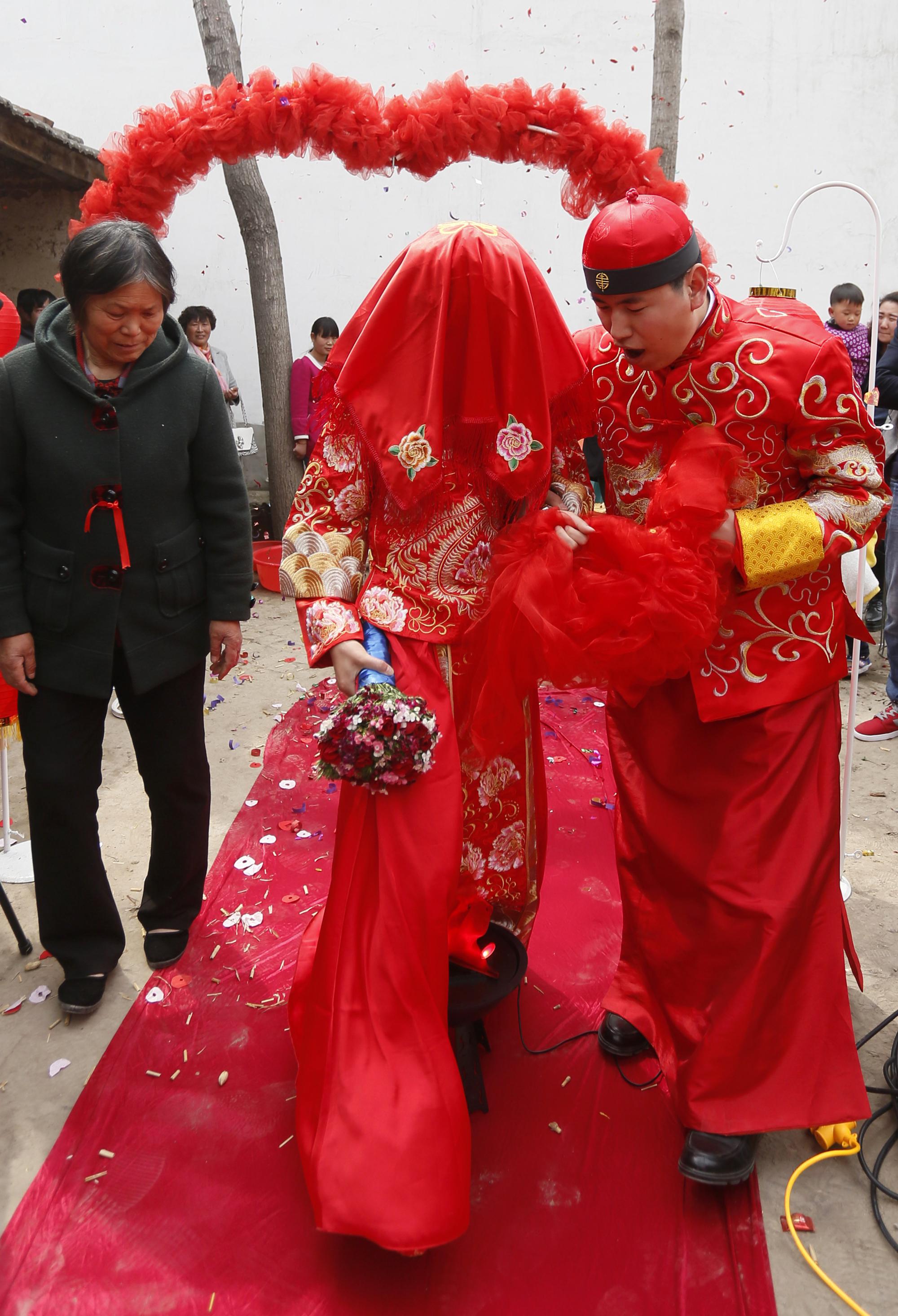 宋靜笑著向我走來,我顧不上招待賓客,趕忙走過去.