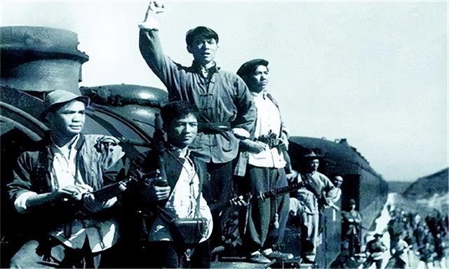 1950年,地主家墙缝中,搜出的一张老照片,如今已经成为革命文物