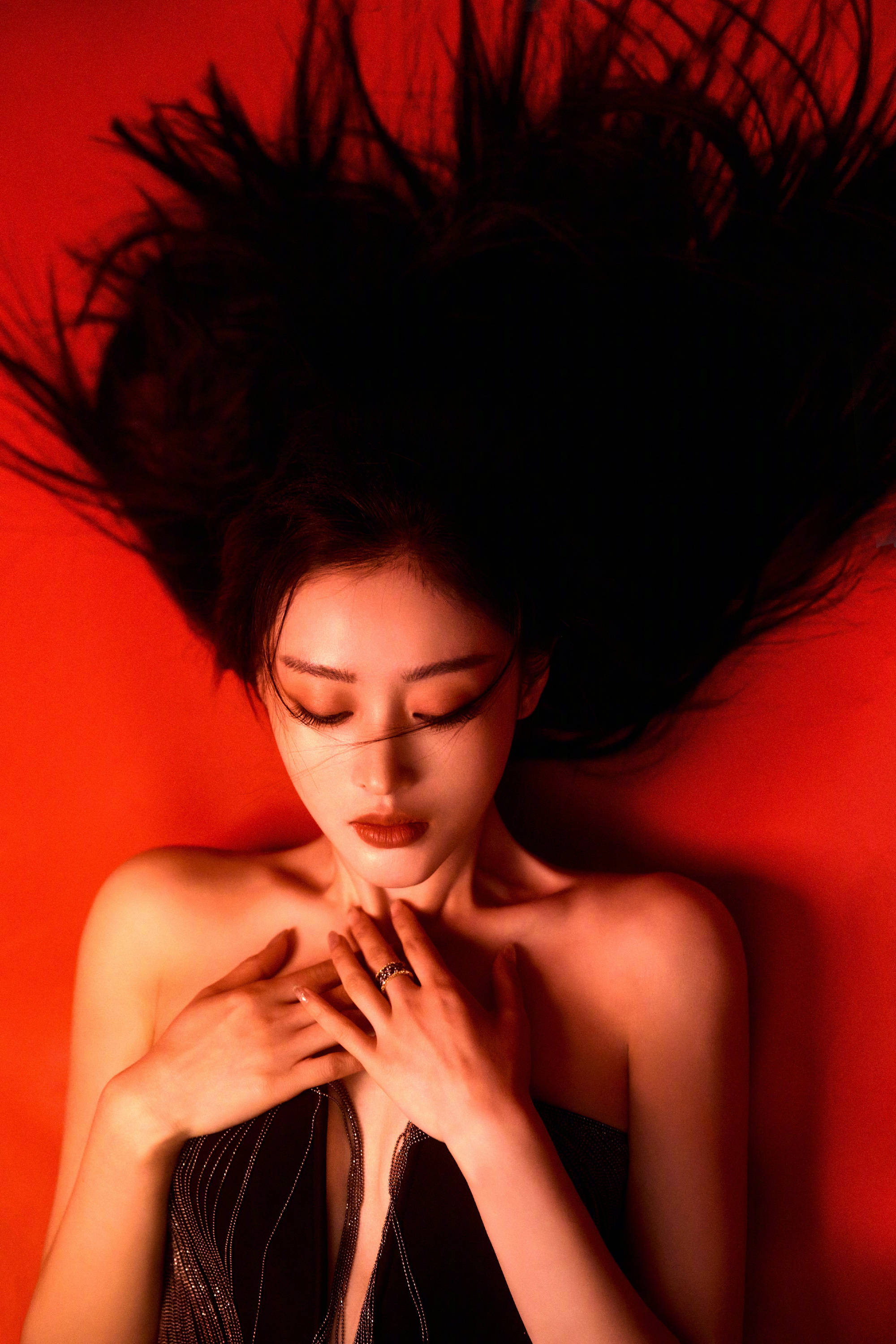 张天爱胆子真大啊,穿抹胸短裙双手伸过头顶,眼神魅惑身材太性感