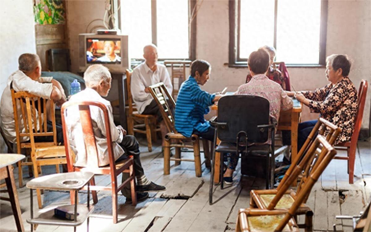 婆婆依然唠唠叨叨,小李也像往常一样陪着婆婆聊天.