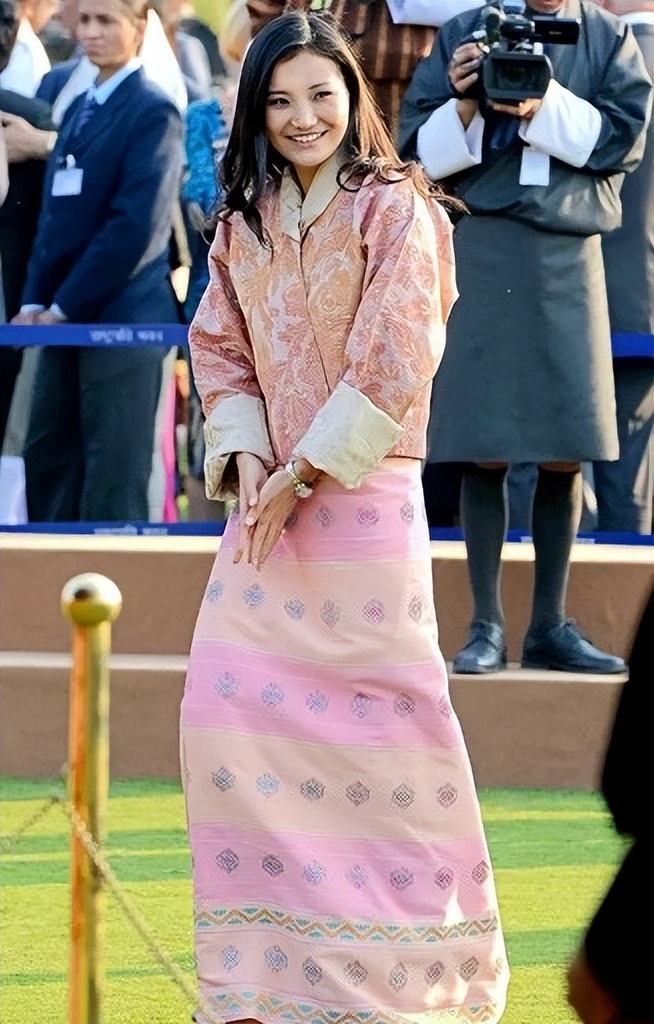 不丹王后佩玛:容貌清冷如高山雪莲,生2儿1女,长得都像国王爸爸