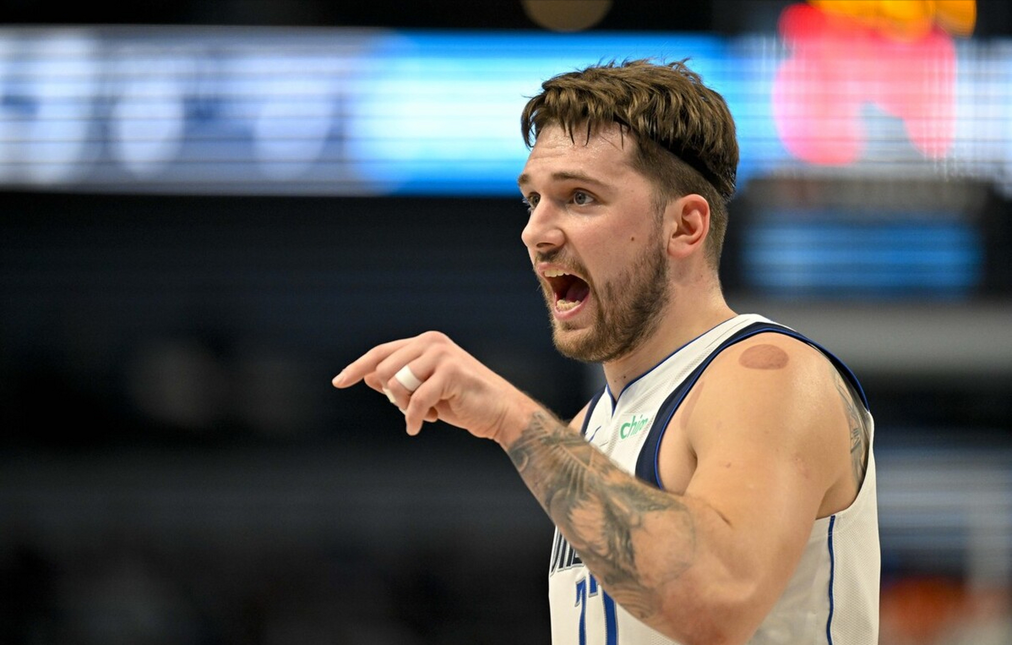 卢卡·东契奇是nba现役的全能球星,他不仅在进攻端表现出色,还在防守