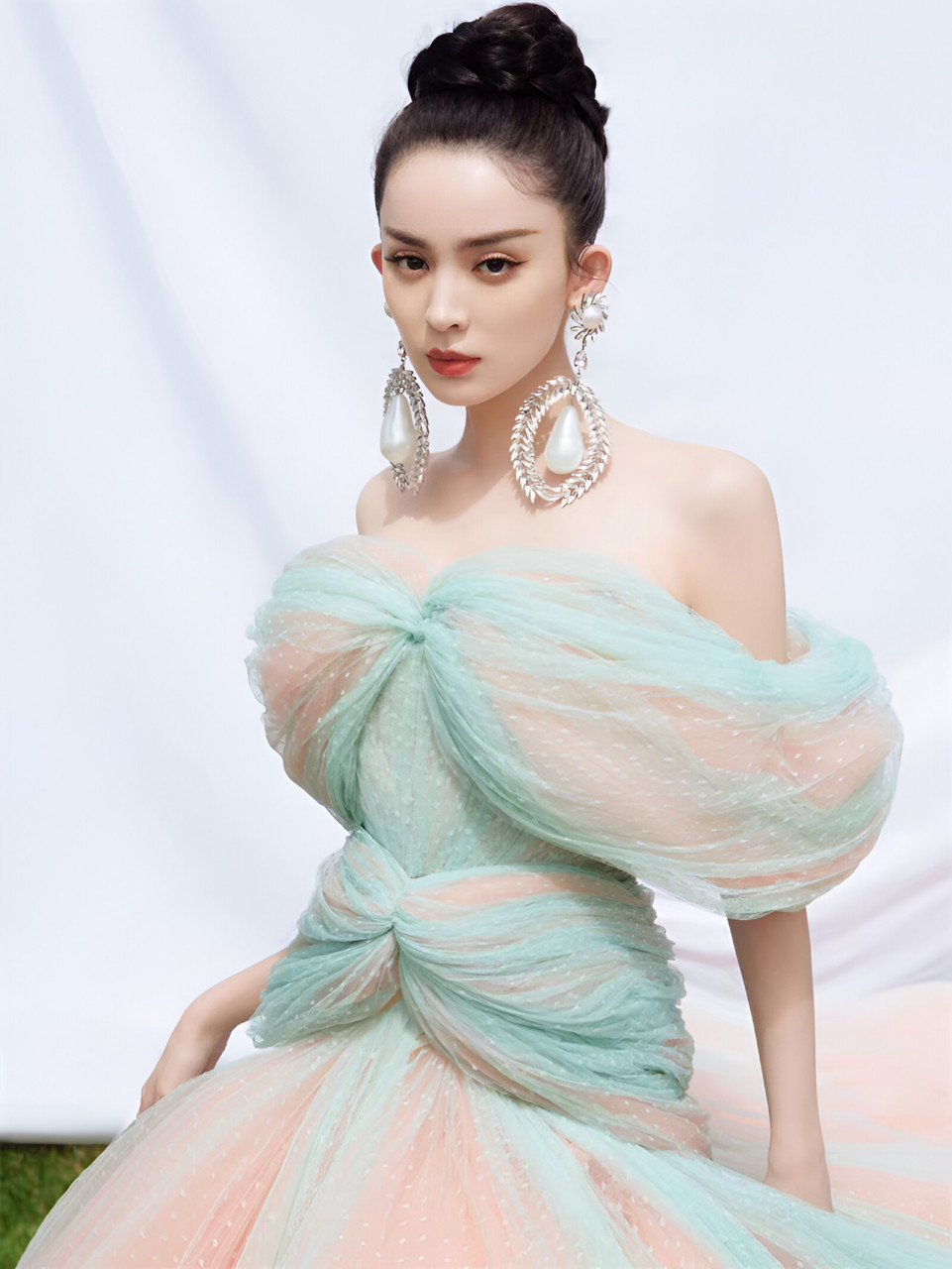 古力娜扎身穿欧根纱花色抹胸裙,气质优雅,雍容华贵.