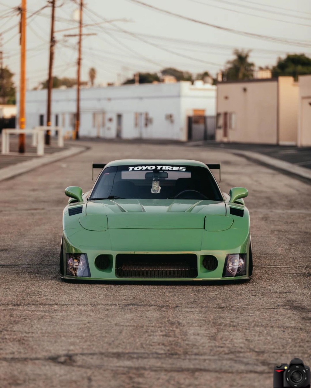 这台lbwk mazda rx7改装车的外观宽体套件,虽然借鉴了保时捷935的