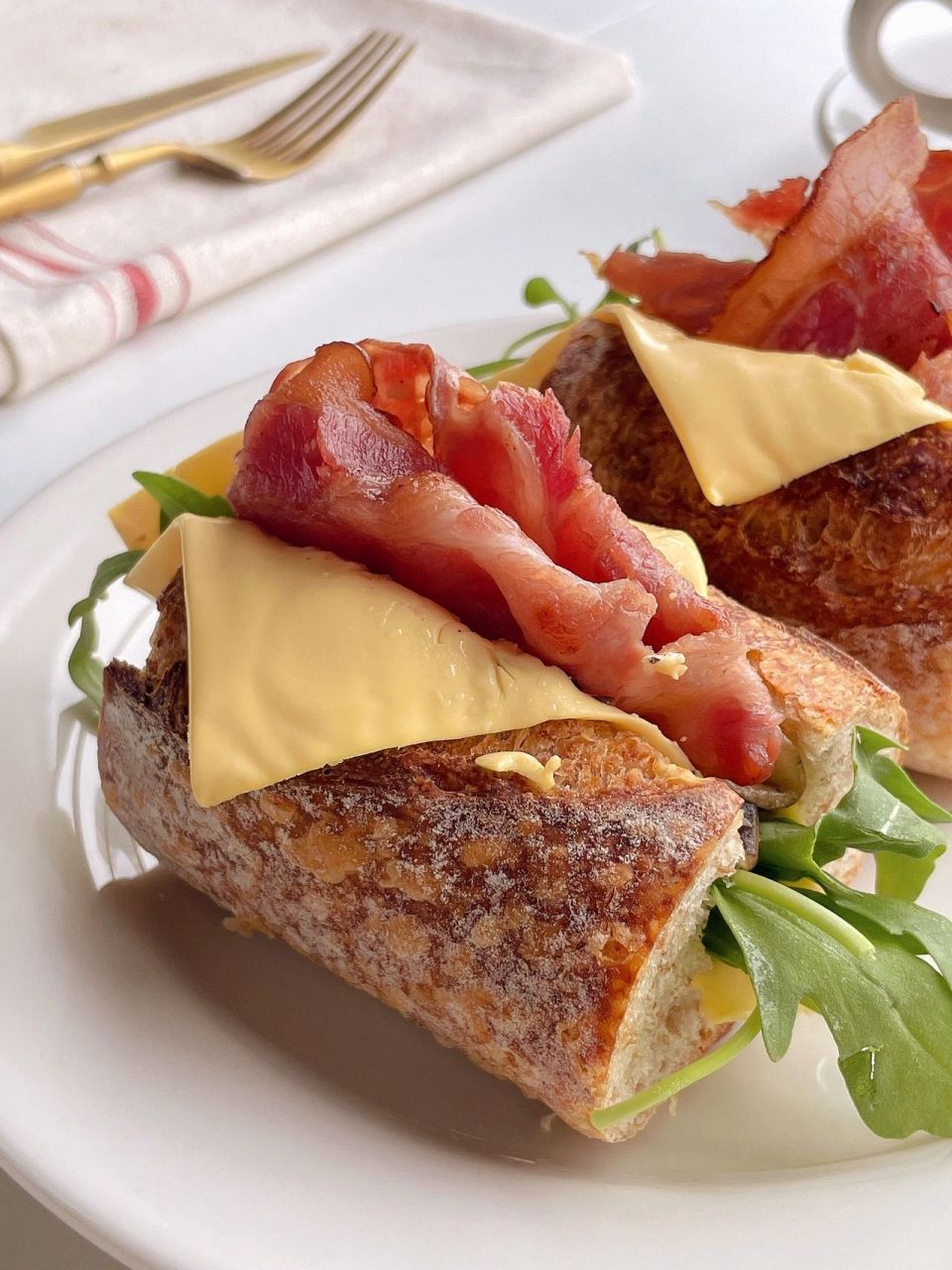 五分钟快手早餐法棍的n种吃法法棍三明治 法棍芝士芝麻菜口蘑培根沙拉