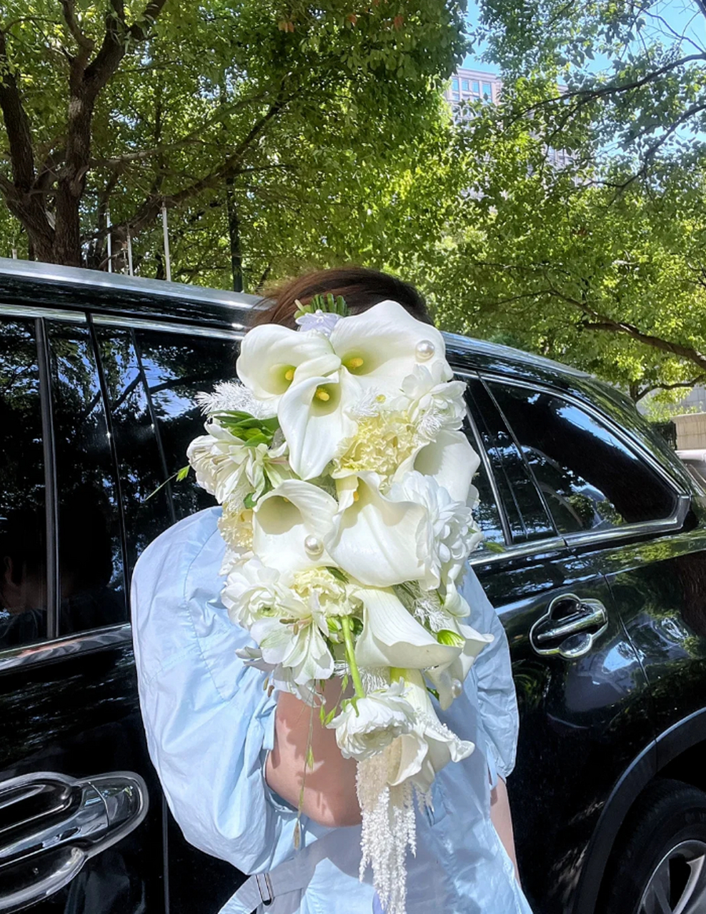 它没有过多的装饰,没有繁复的花形,却以其简约的线条和清新的色彩吸引