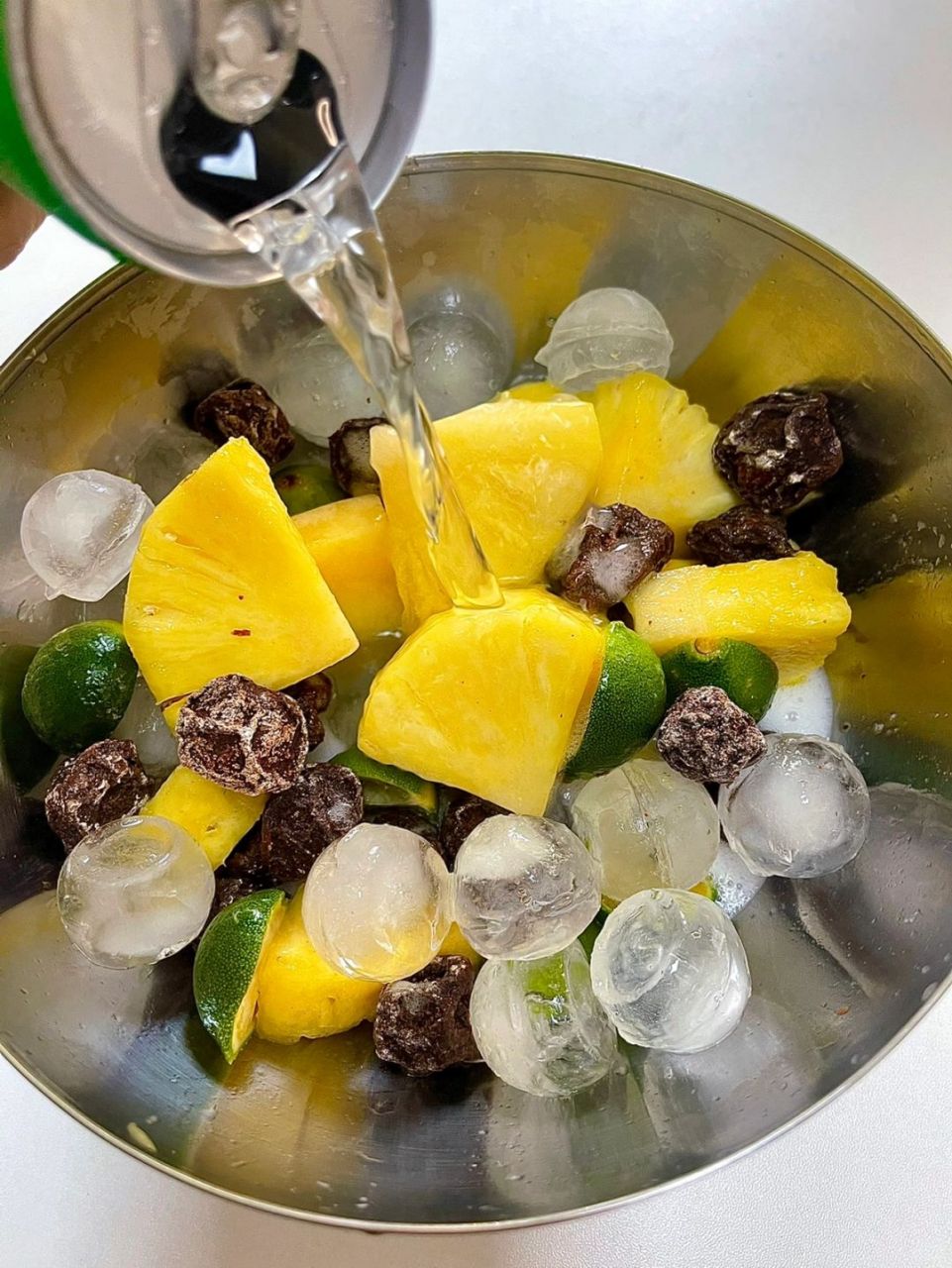 两分钟就可以搞定 无糖雪碧 话梅  凤梨  小青柠  冰块 绝了真的建议