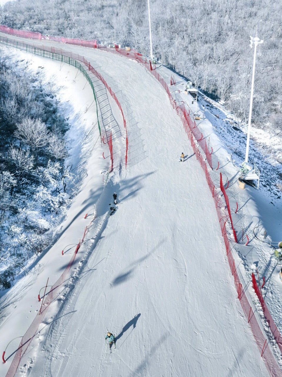 云上草原滑雪:冬日里的速度与激情  在冬日的阳光下,一片白雪皑皑的