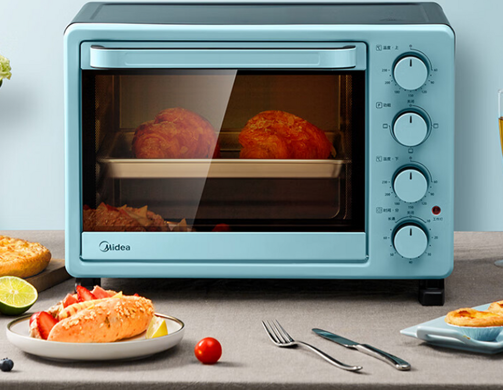 美的多功能电烤箱外观颜值超高,小巧玲珑,完美融入厨房.