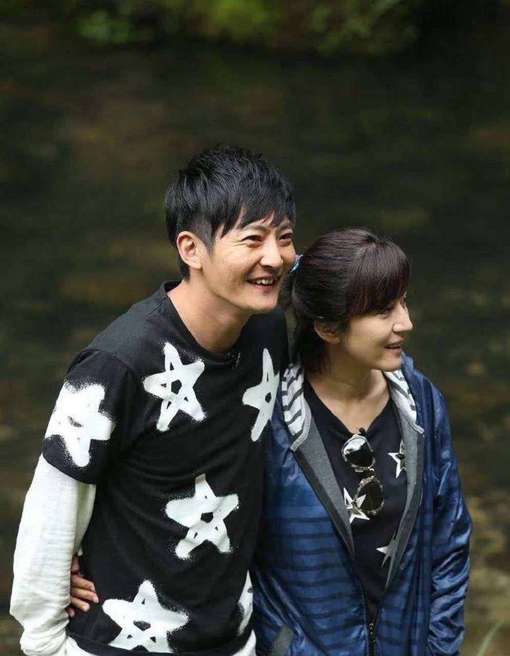 当年,陆毅娶了鲍蕾,郭京飞娶了妹妹鲍莉.有一次,两人去丈母娘家.