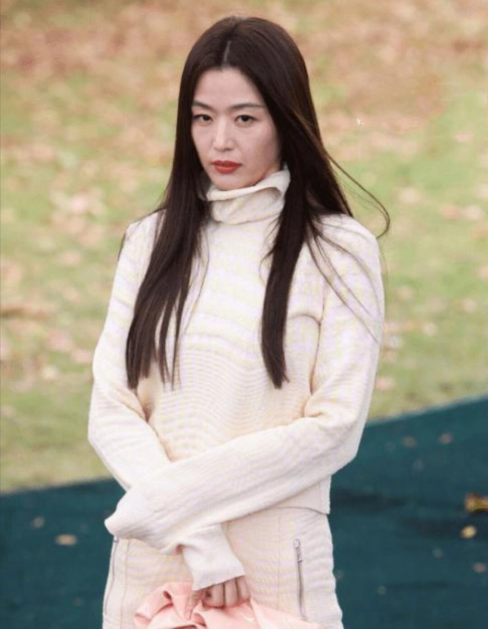 近日,韩国女星全智贤现身伦敦时装周,其身材依然火辣,吸引了众多