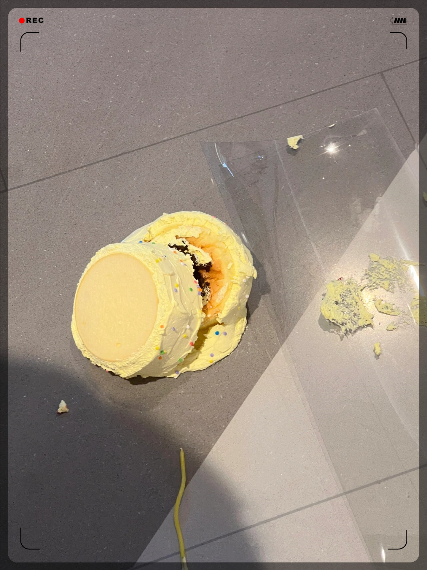 结果蛋糕在路上竟然掉地上了!