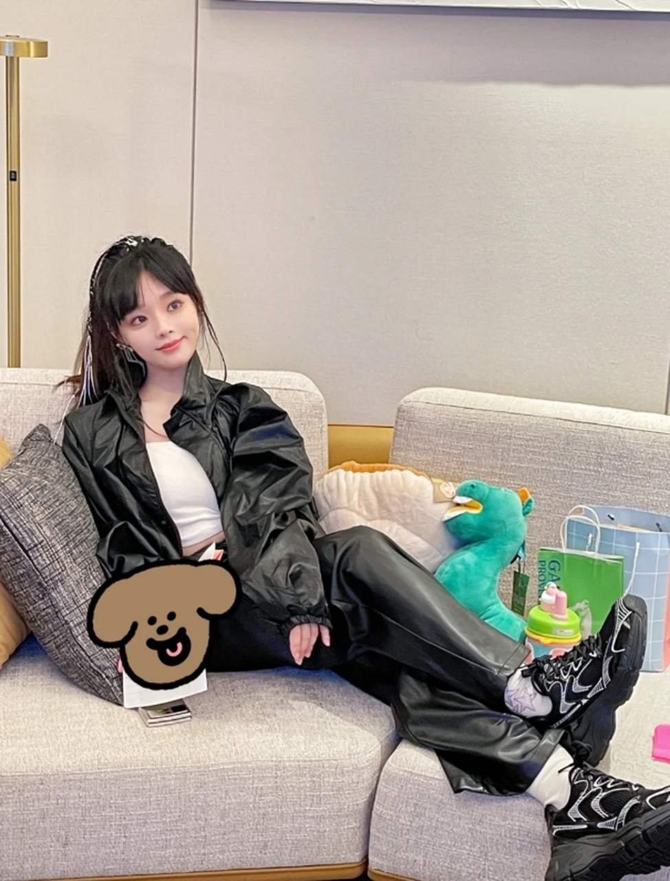 黄霄云皮衣穿搭,甜妹也能酷炫十足!