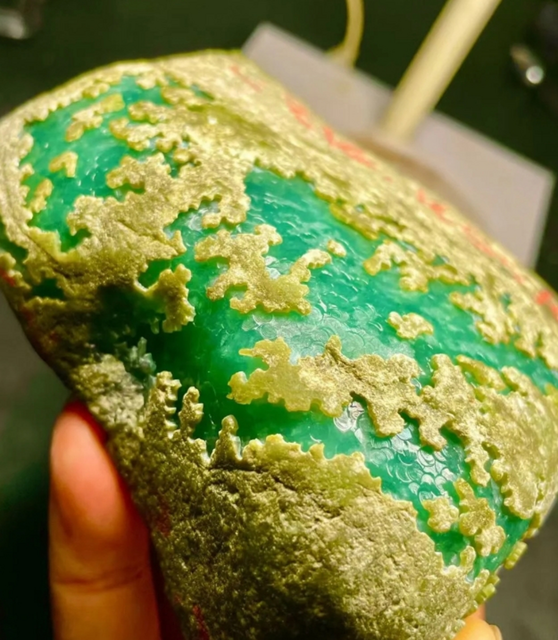 点击头像看直播# #翡翠原石#绿色翡翠原石是最受欢迎的颜色之一,吹