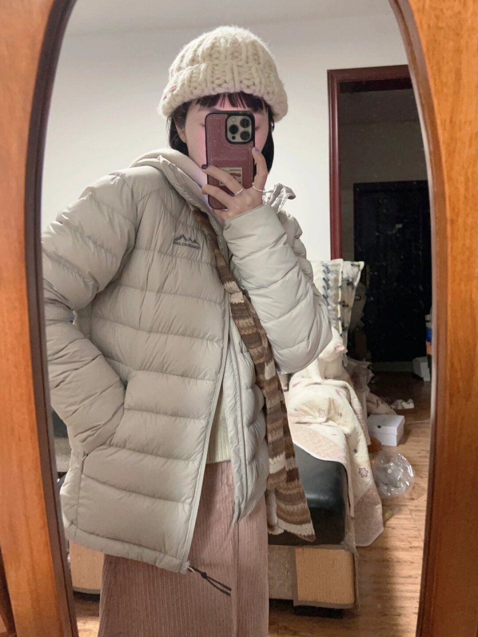 粉嫩出行  轻薄羽绒服叠穿是近年来非常流行的穿搭方式,不仅保暖效果