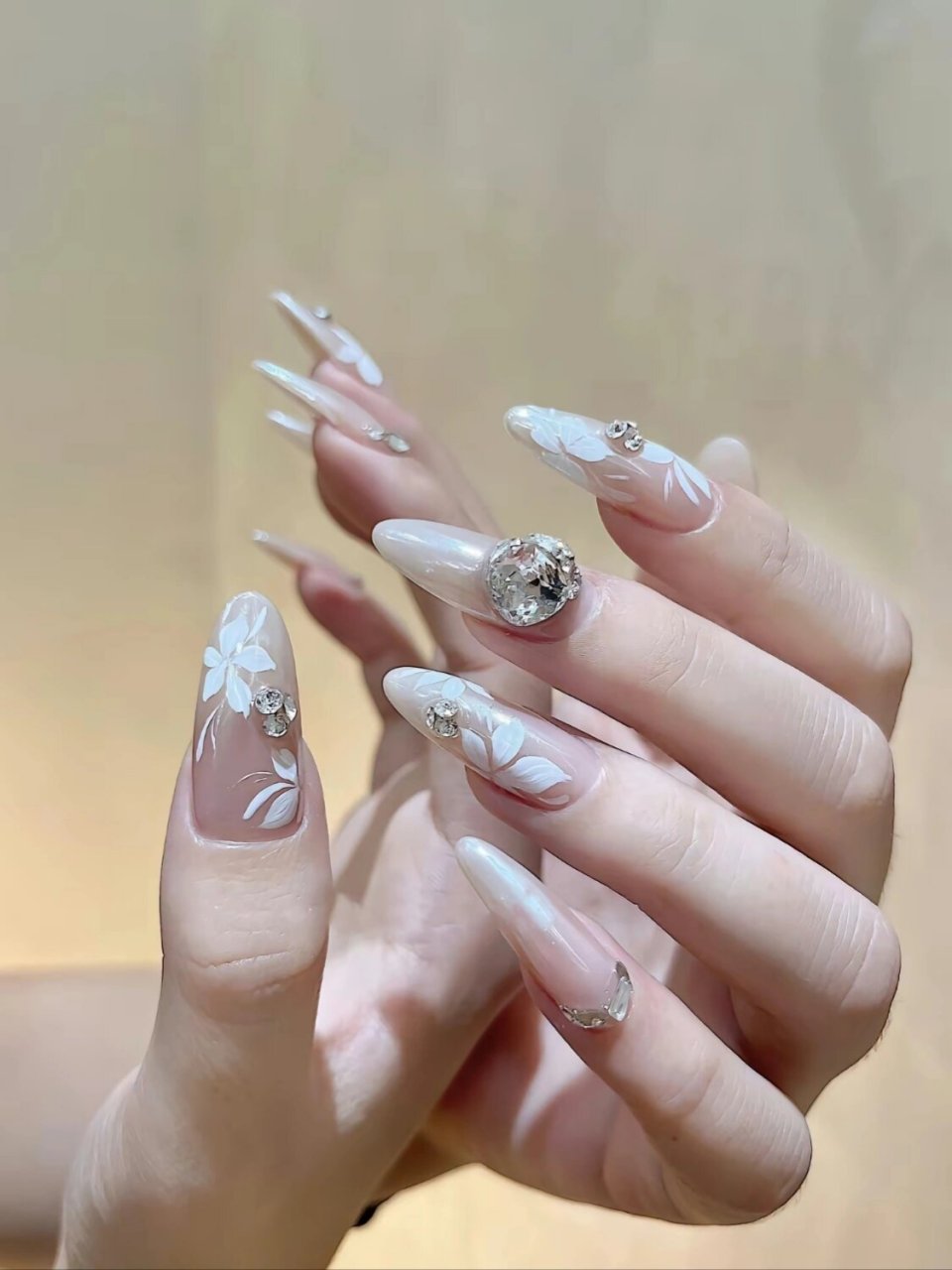 2024年新款新娘美甲分享 高级感显手白气质 四款新款绝美新娘美甲分享
