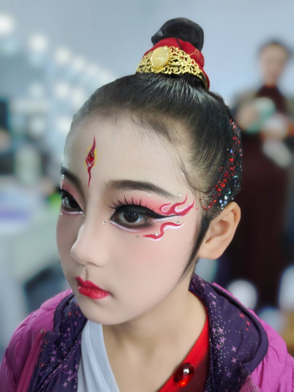 蒙古舞舞台妆面  精致的妆面助力女儿的舞蹈成功演出