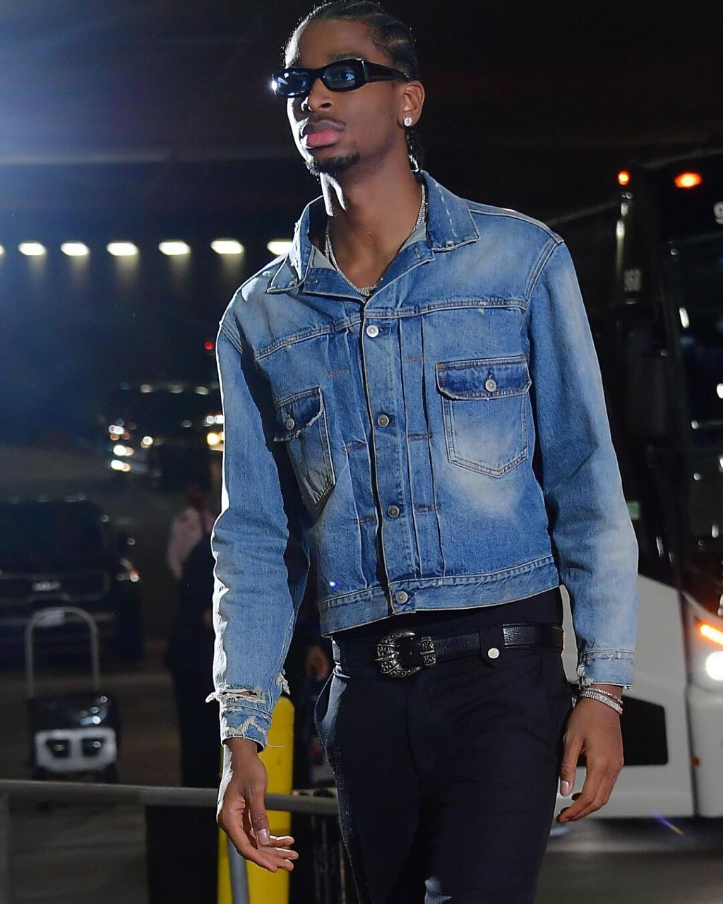 nba球星穿搭分享  与其他体育项目相比,篮球运动对装备的要求更加严格