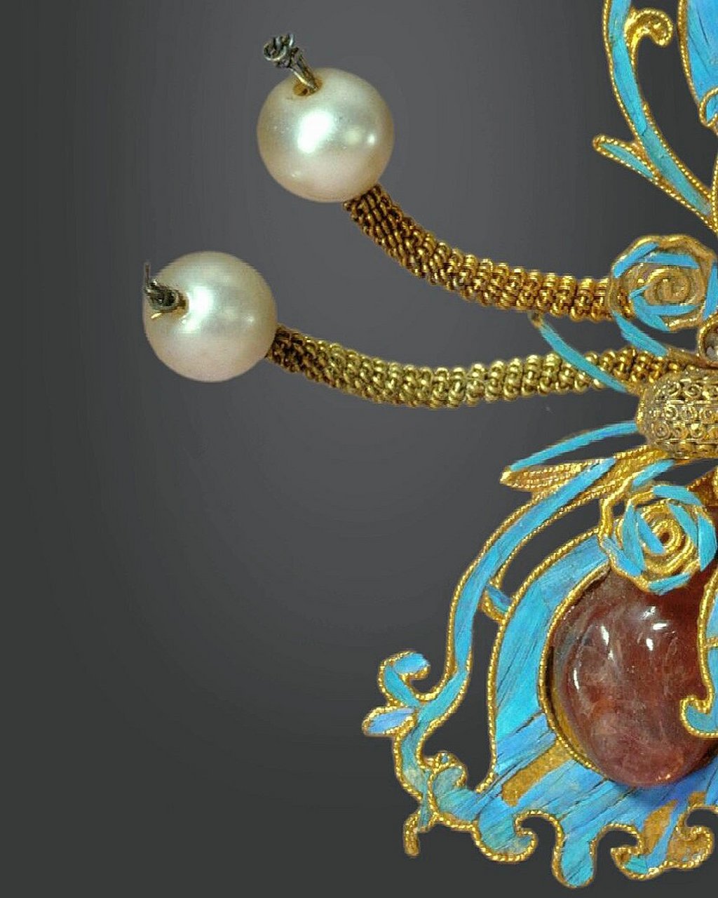 每日认识一件文物  这支簪子来自清代的故宫,名为镀金嵌珠宝蝴蝶簪.