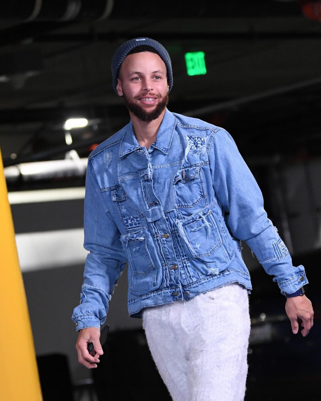 nba球星穿搭分享  与其他体育项目相比,篮球运动对装备的要求更加严格