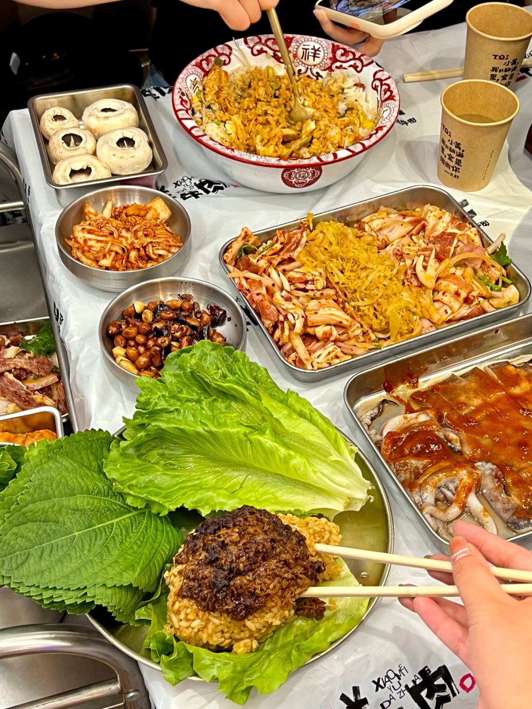 东北炸打糕和东北烤肉都是非常具有代表性的东北美食