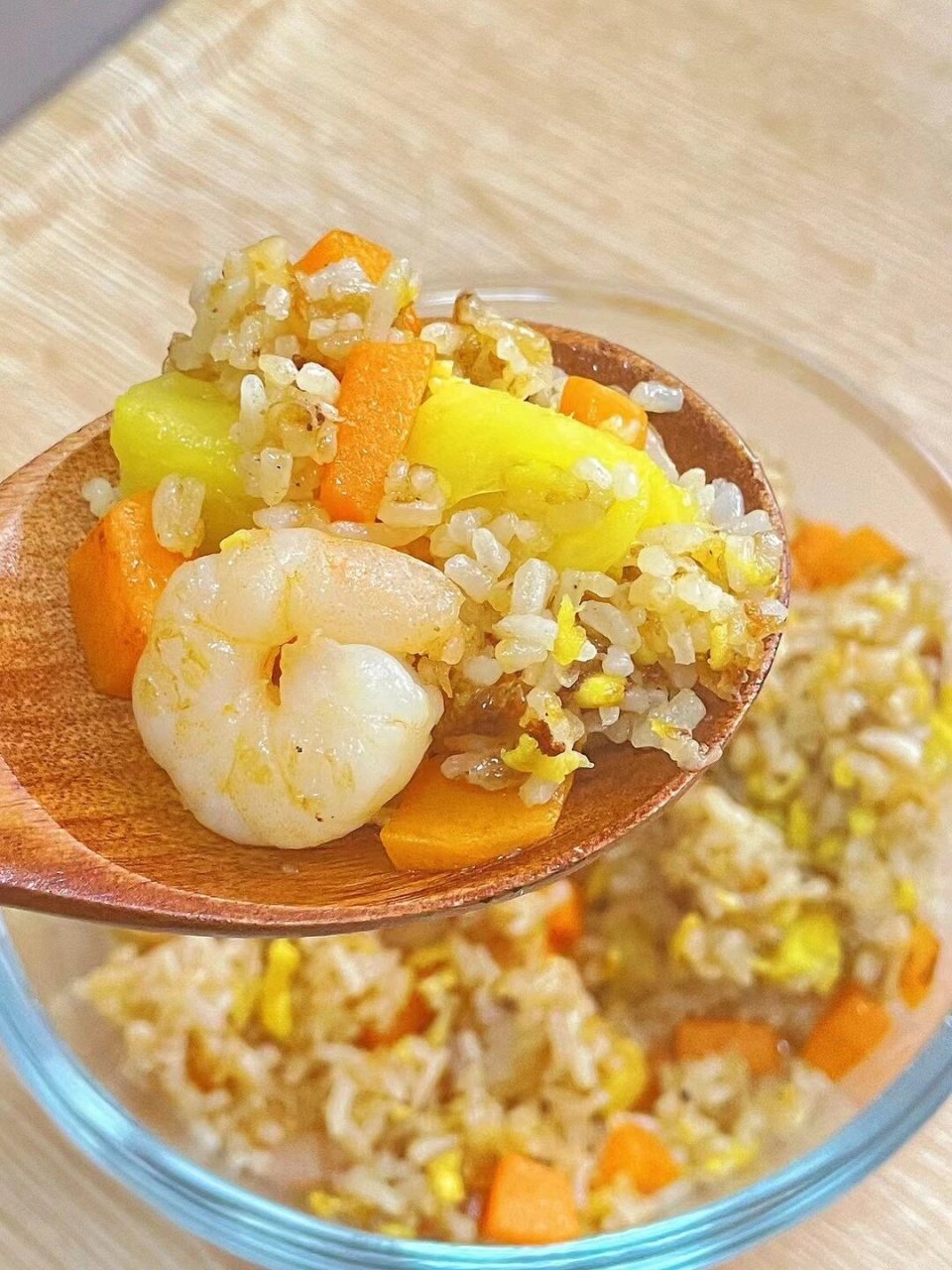 美食之菠萝虾仁炒饭酸甜可口不能错过  简介:  菠萝季来临,怎能错过这