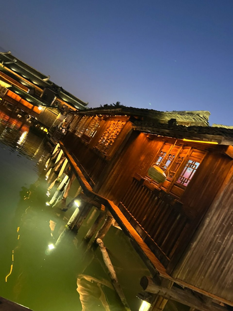 夜游乌镇记录  夜幕降临,乌镇换上了华丽的晚装.