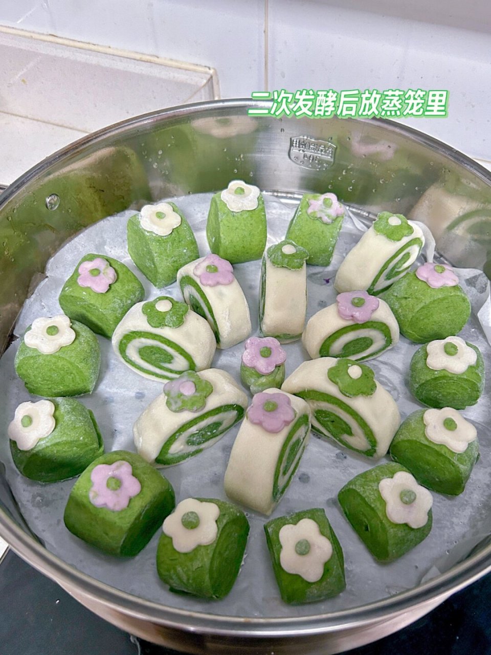 春天是万物复苏的季节,小花馒头也仿佛带着春天的气息和美好,让人感受