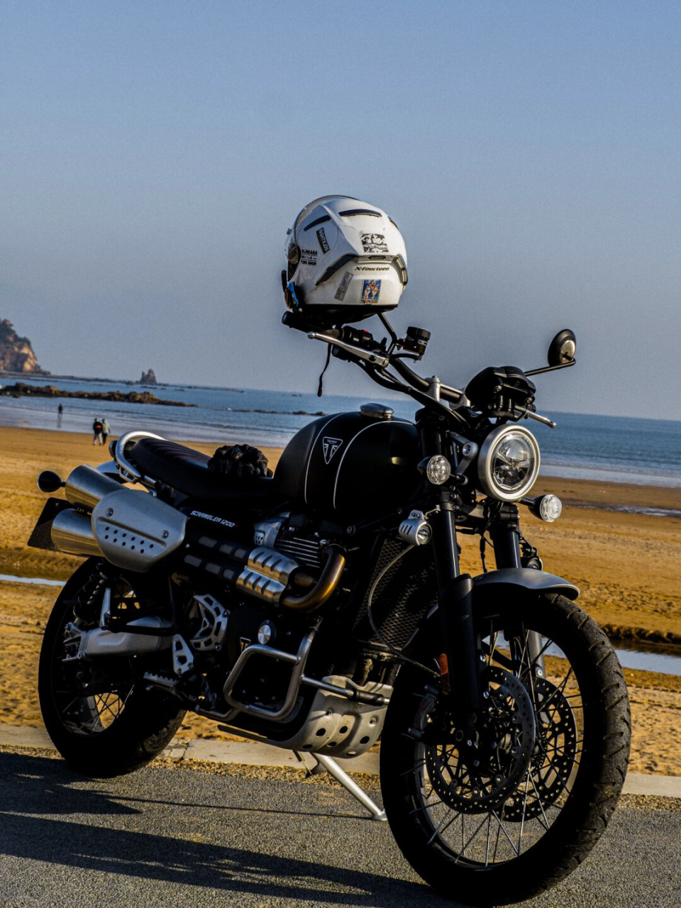 凯旋大攀爬与青岛的海  凯旋摩托车是一个有着百年历史的英国品牌,以