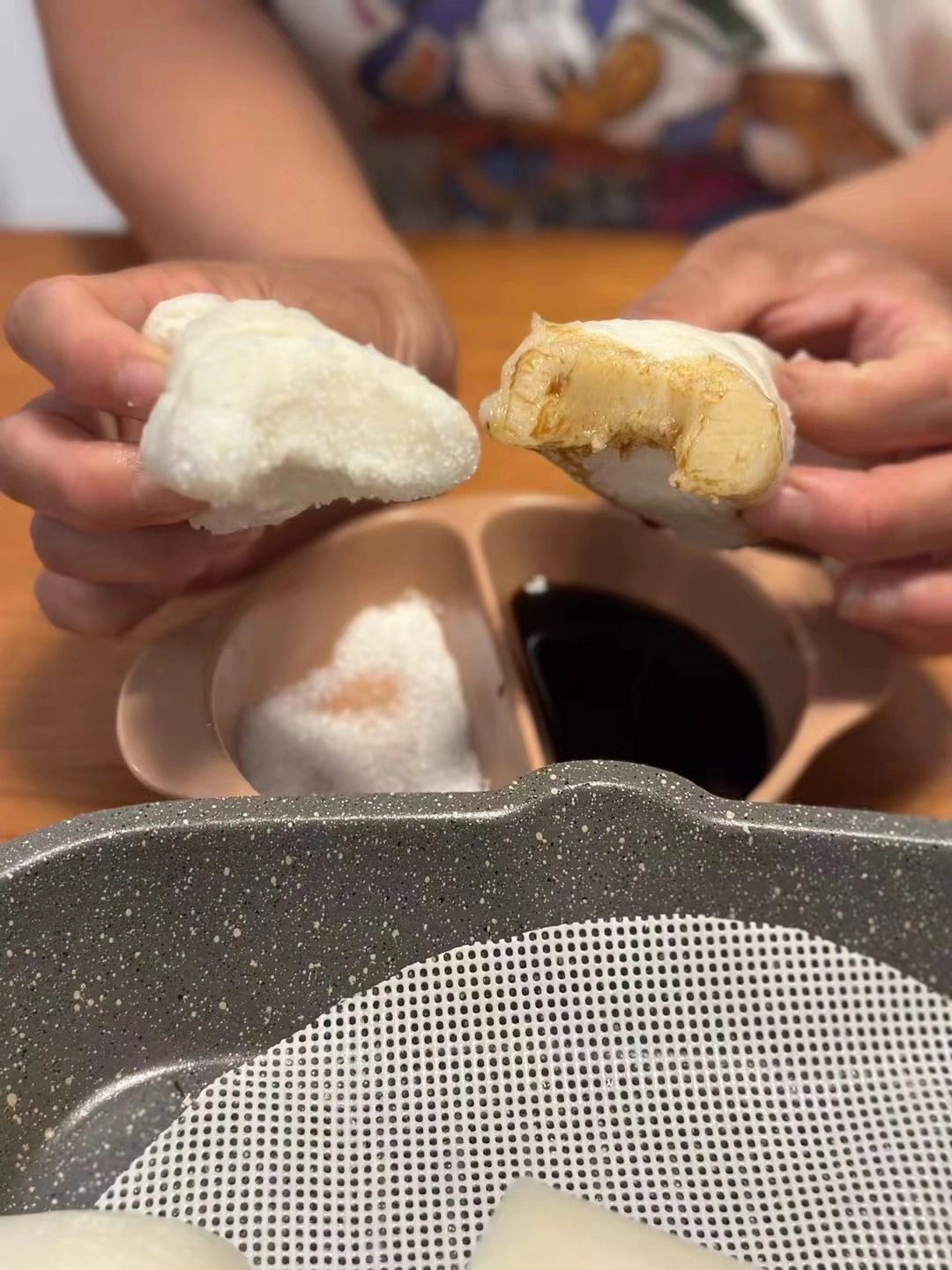 糖蘸年糕的口感真的太棒了,软糯香甜,每一口都是满满的幸福感!