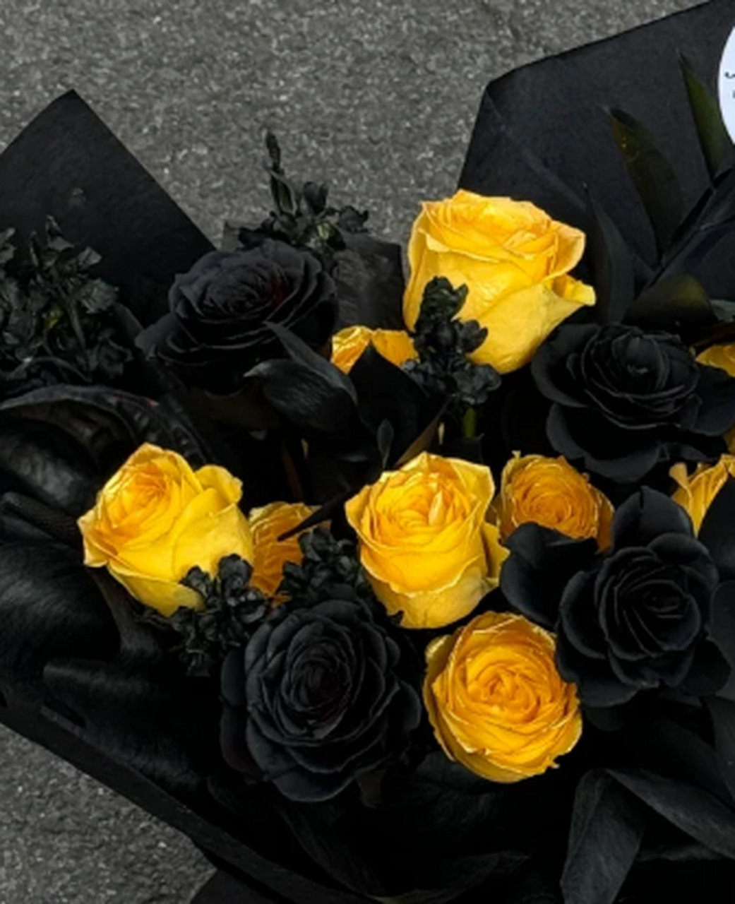 灿烂又孤单的鬼怪:黄玫瑰花束的独特魅力 在花的王国中,黄玫瑰以其