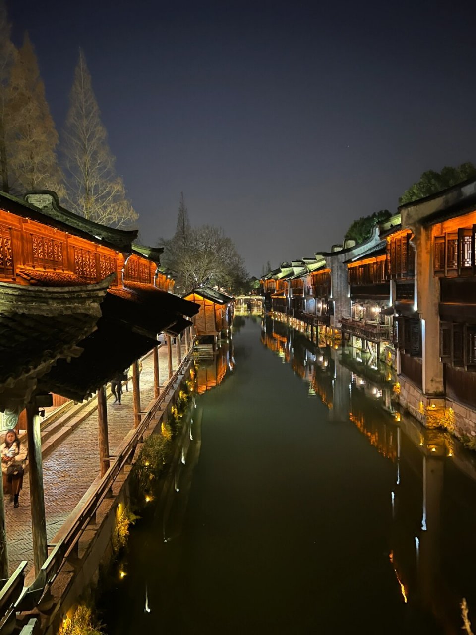 夜游乌镇记录  夜幕降临,乌镇换上了华丽的晚装.