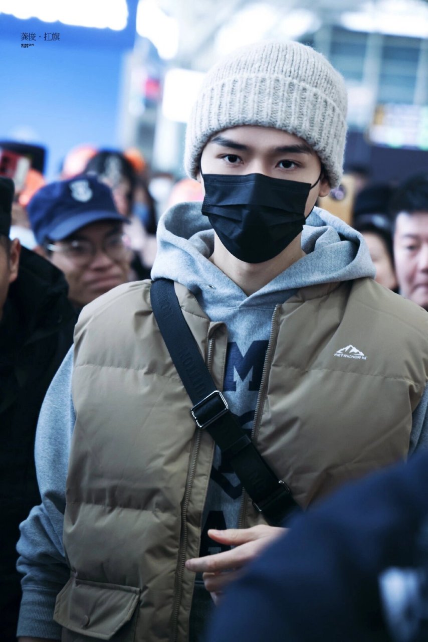 16的机场,龚俊一身穿搭实力抢镜,让人不禁惊叹:这究竟是什么神仙搭配?