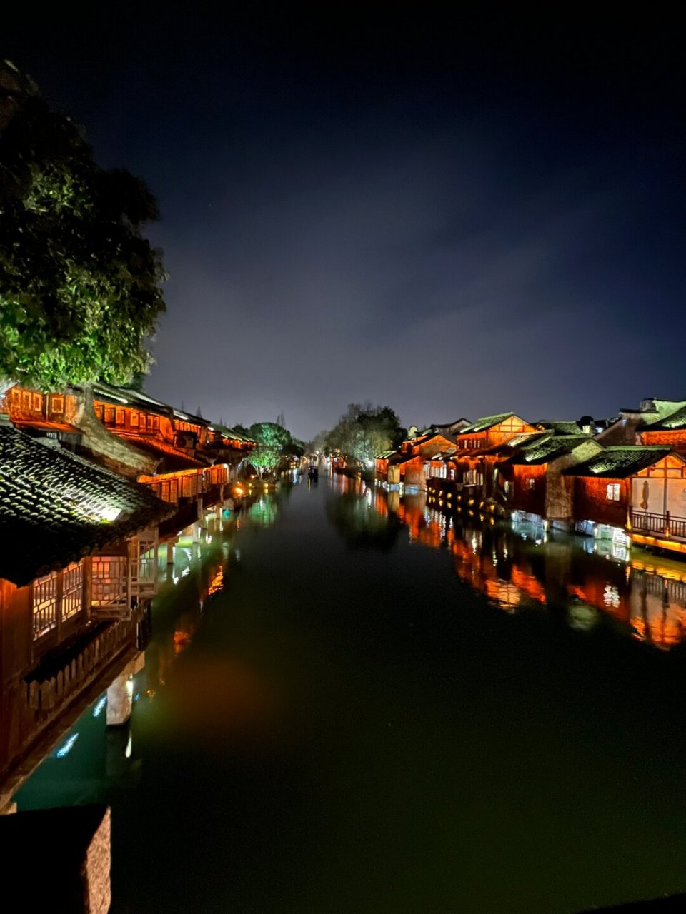 夜游乌镇记录  夜幕降临,乌镇换上了华丽的晚装.