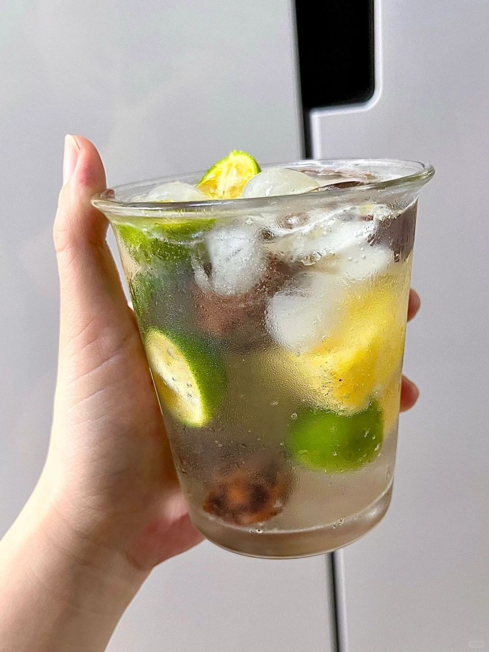 两分钟就可以搞定 无糖雪碧 话梅  凤梨  小青柠  冰块 绝了真的建议