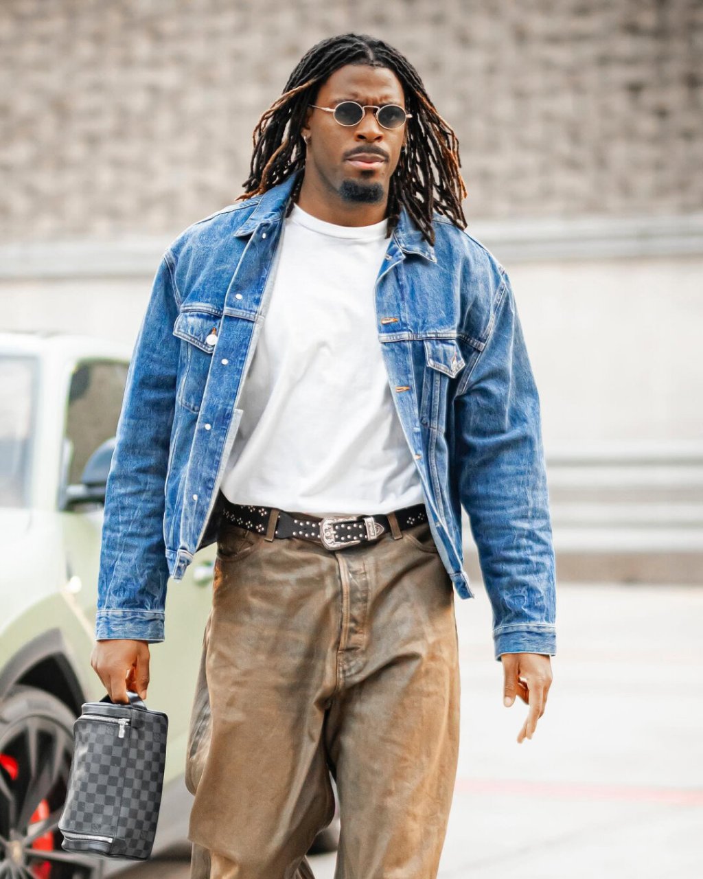 nba球星穿搭分享  与其他体育项目相比,篮球运动对装备的要求更加严格