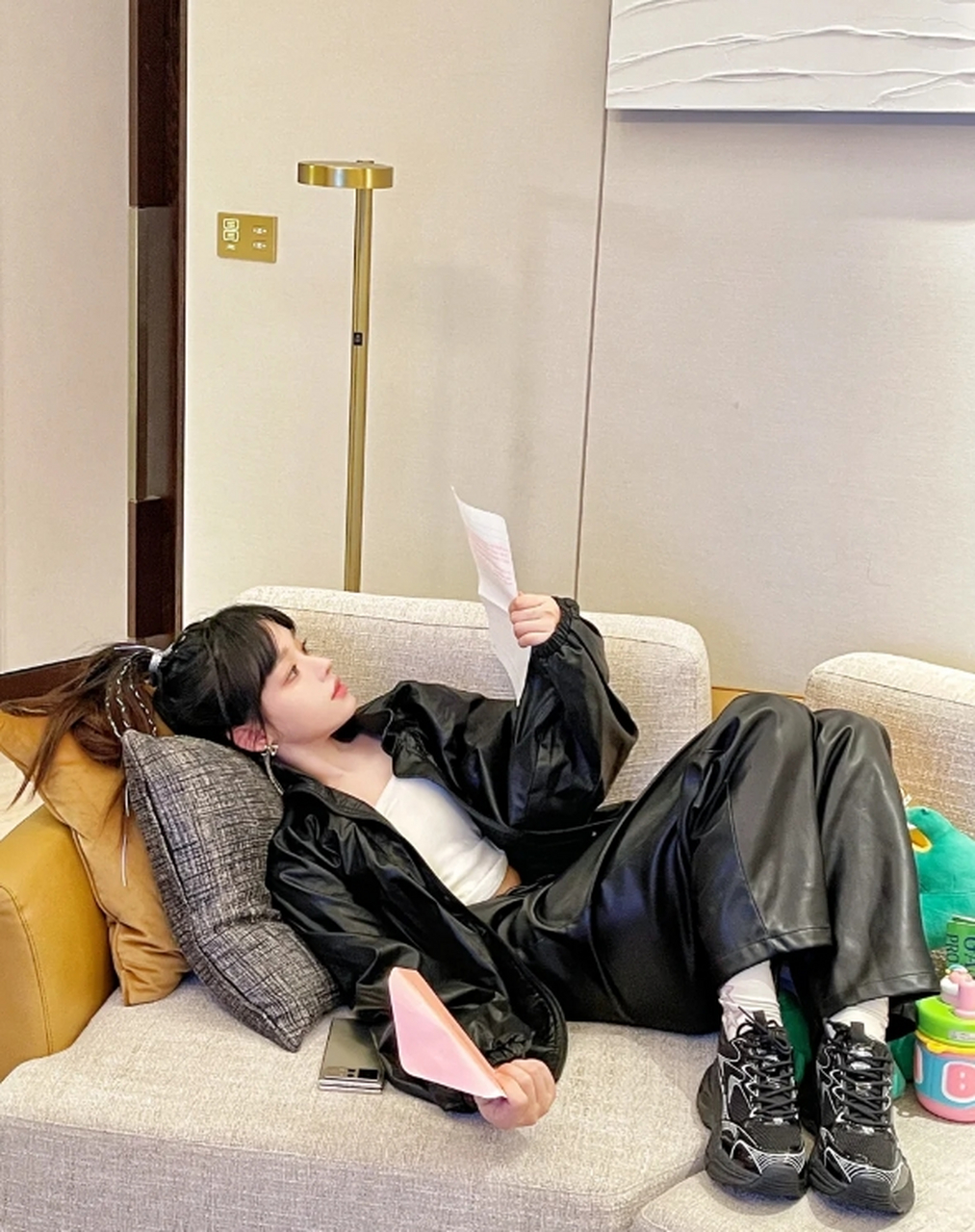 黄霄云皮衣穿搭,甜妹也能酷炫十足!