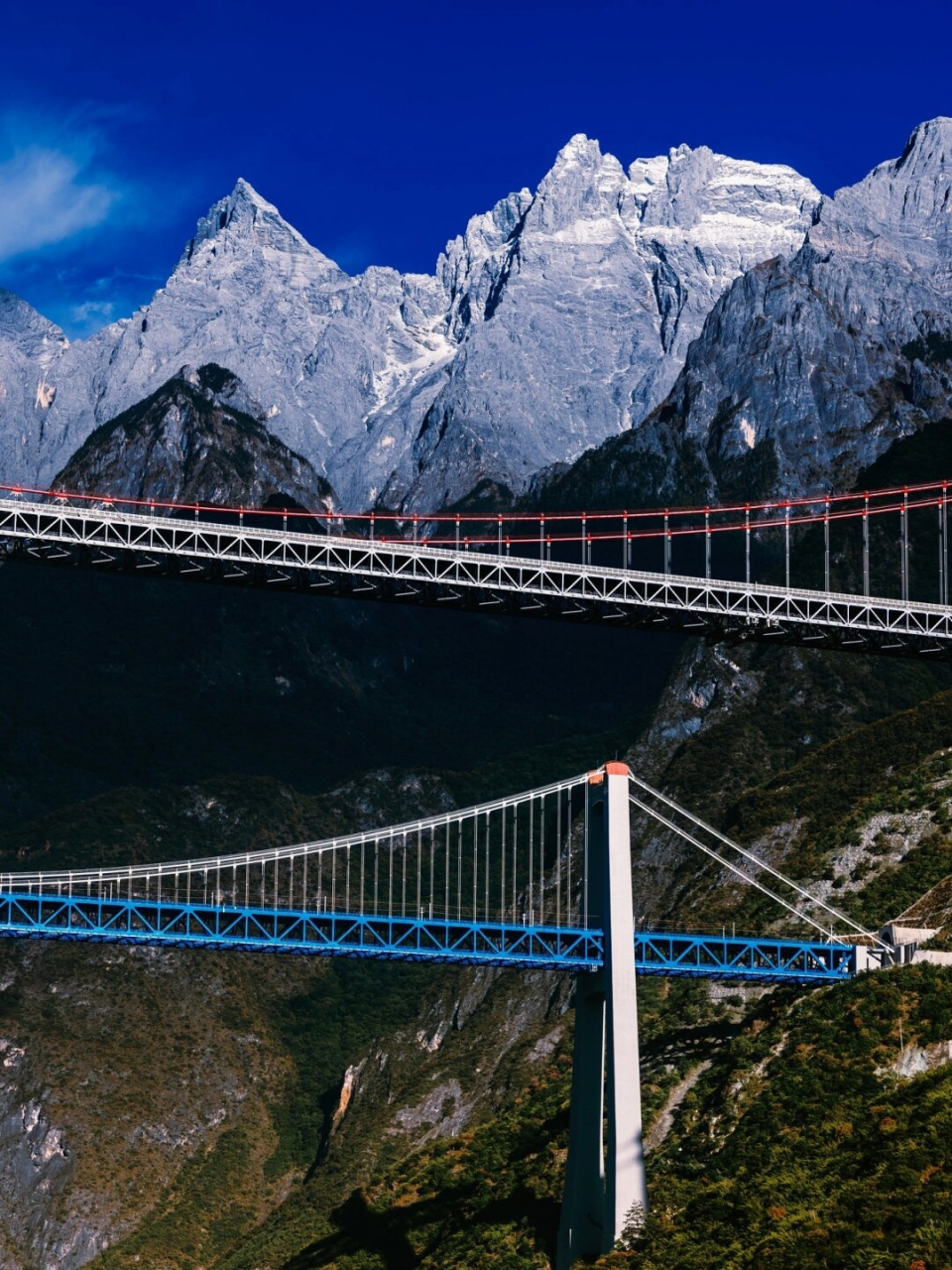 虎跳峡  在丽江到香格里拉的高速公路上,有一座醒目的红色金沙江大桥