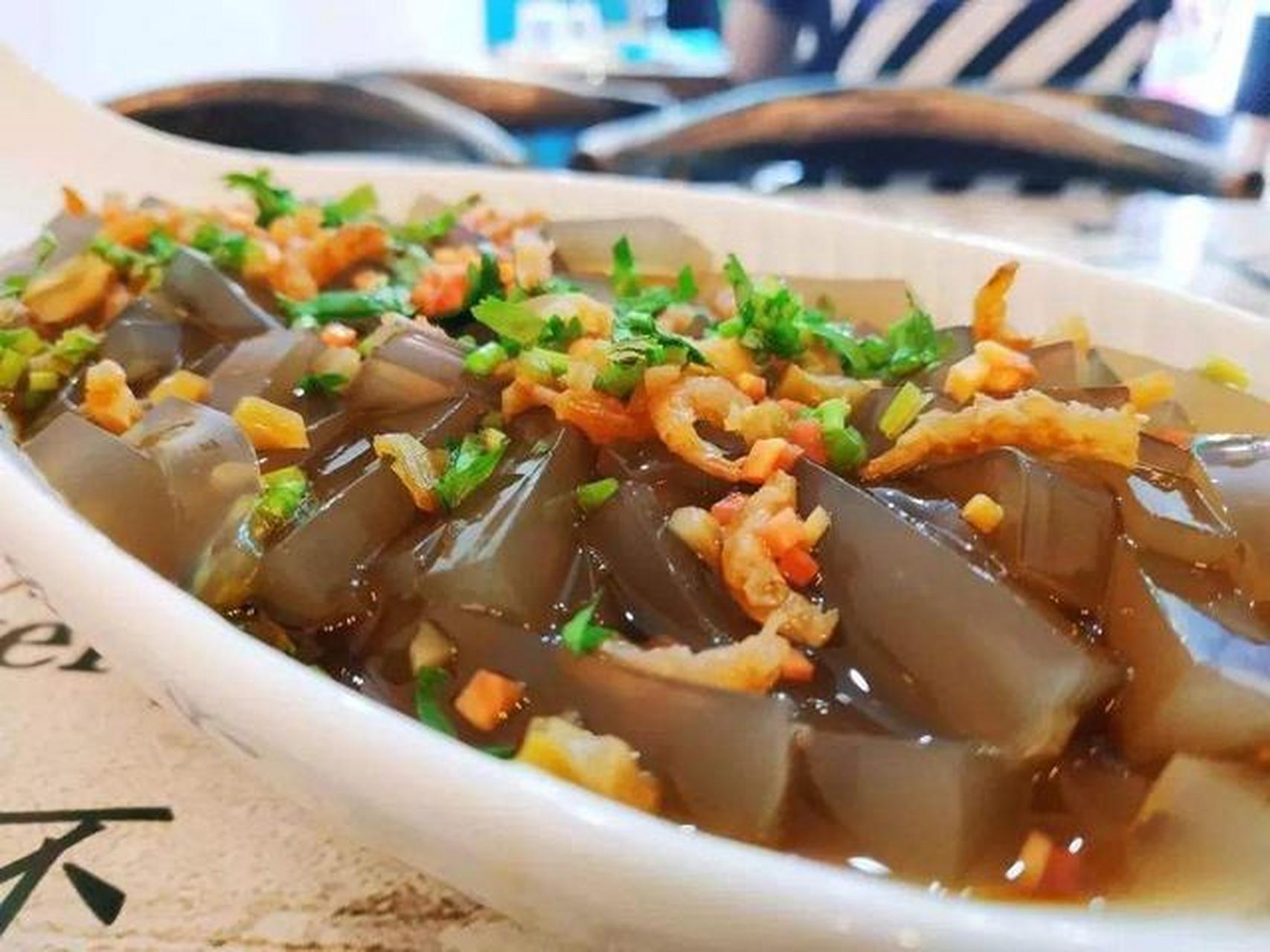 青岛凉粉: - 青岛海菜凉粉是当地非常受欢迎的一道夏季清凉小吃.