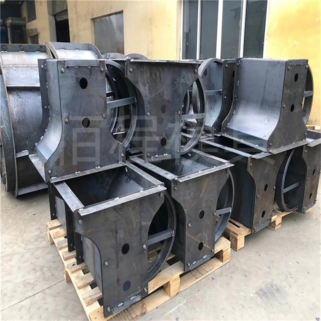 隔离墩# #隔离墩模具# #公路隔离墩模具# #防撞隔离墩钢模具# #隔离