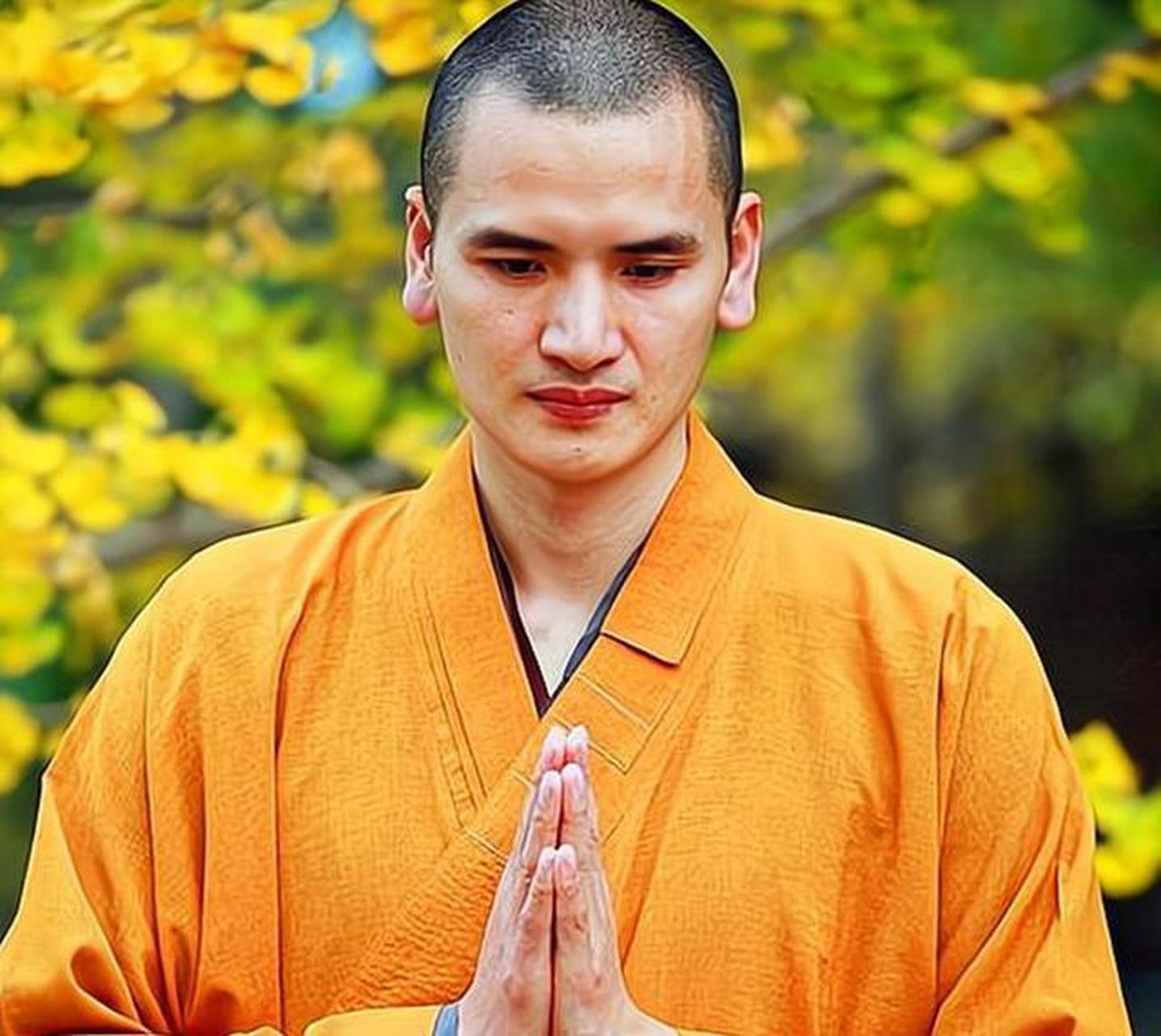 2006年,2006年,释明心决定出家成为和尚,他的父母极力反对,甚至劝说他