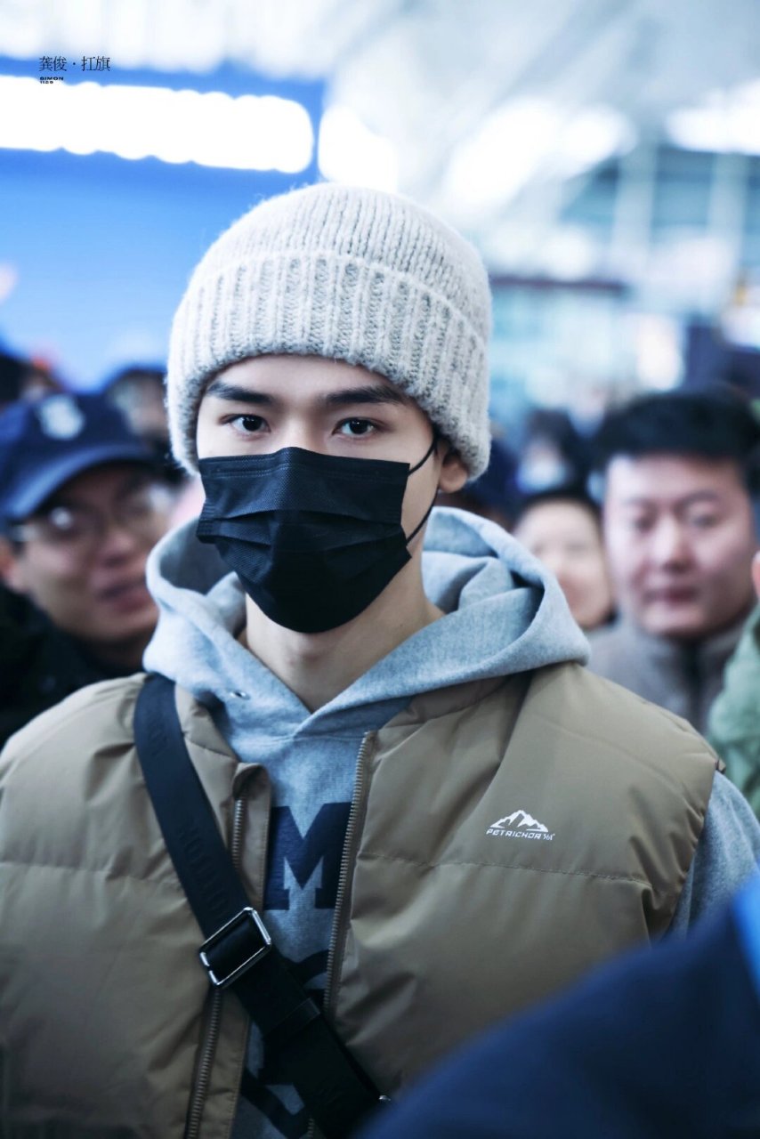 16的机场,龚俊一身穿搭实力抢镜,让人不禁惊叹:这究竟是什么神仙搭配?