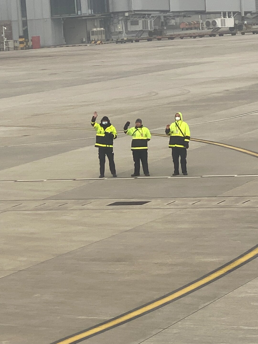 为什么起飞前他们会招手呀  起飞前,空乘人员向乘客挥手致意,这其实是