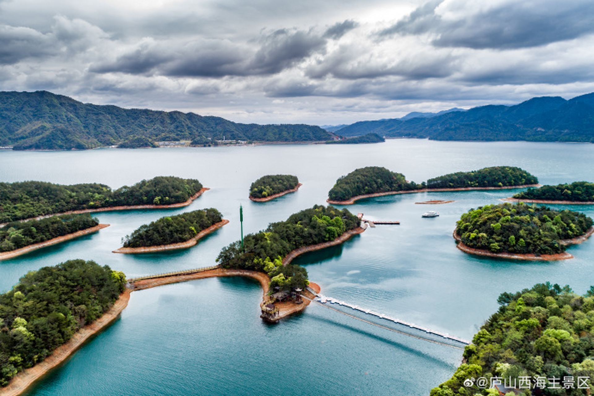走进庐山西海风景名胜区,阳光下湖水潋滟,波光粼粼,千余个形态各异的