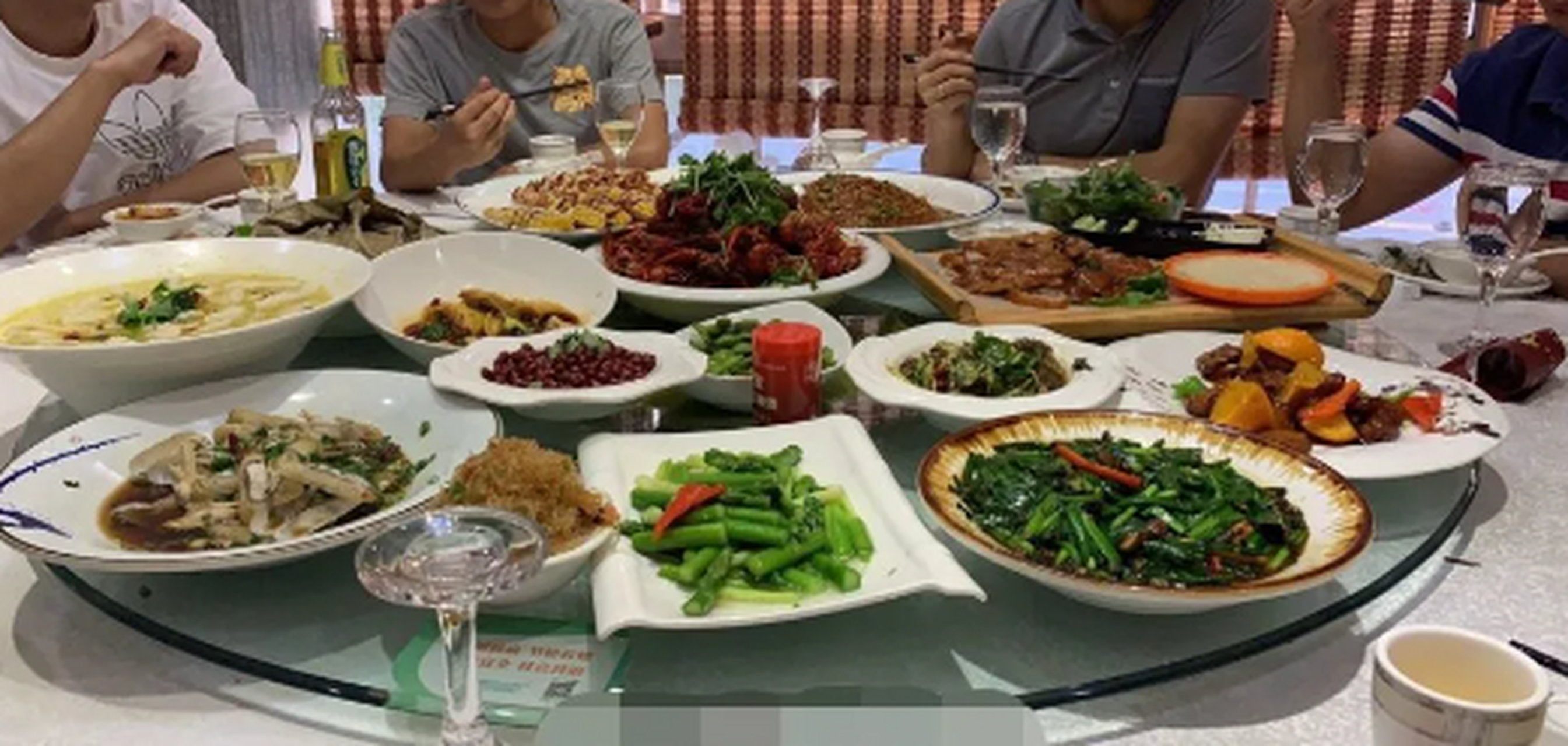 逞强斗狠的"瘾" 年轻的时候,我们可能喜欢在酒桌上逞强斗狠,以显示
