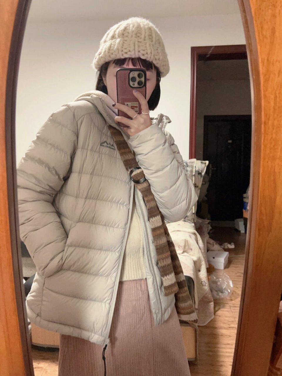 粉嫩出行  轻薄羽绒服叠穿是近年来非常流行的穿搭方式,不仅保暖效果