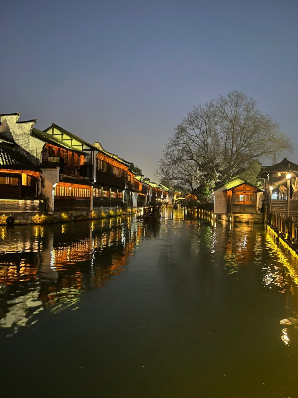 夜游乌镇记录  夜幕降临,乌镇换上了华丽的晚装.