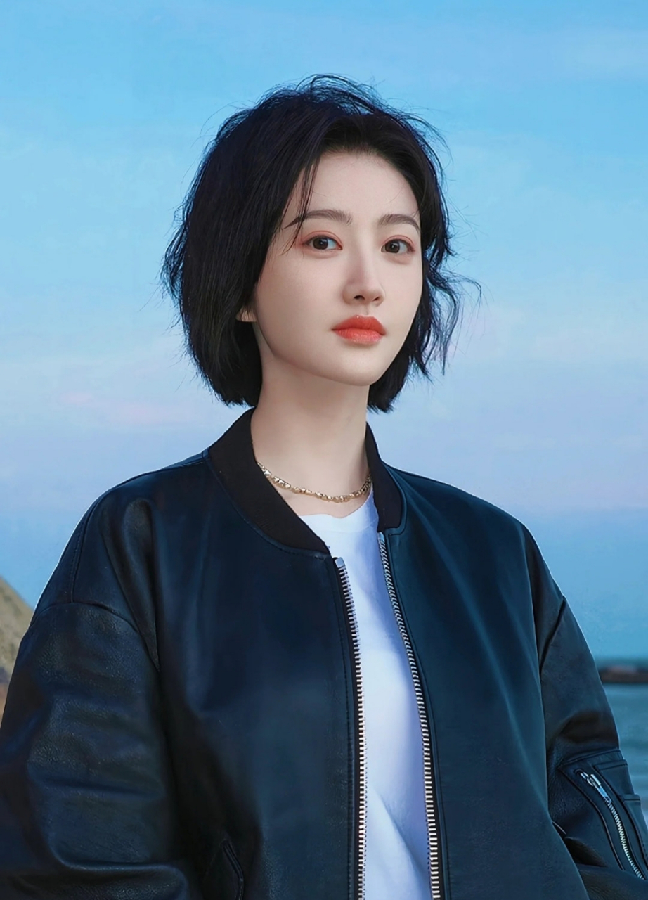 景甜的短发在女明星当中是数一数二的好看.