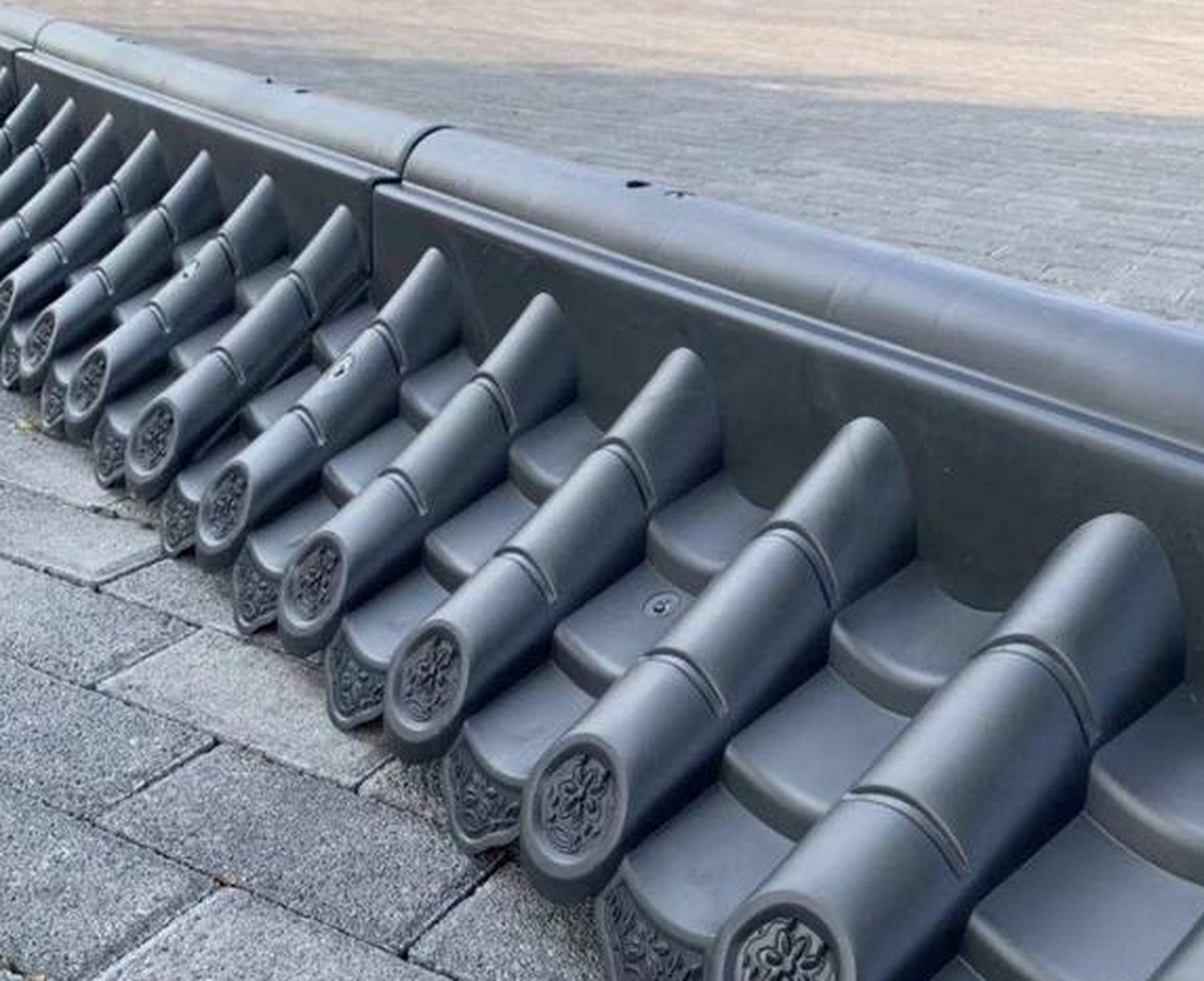 仿古一体瓦是一种仿古建筑材料,灵感来源于古代建筑瓦片,展现古朴典雅